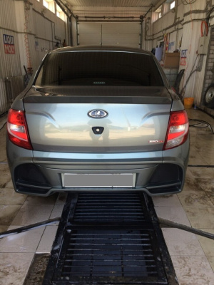 Бампер стеклопластиковый задний с накладкой на крышку багажника "AVR" Лада Гранта