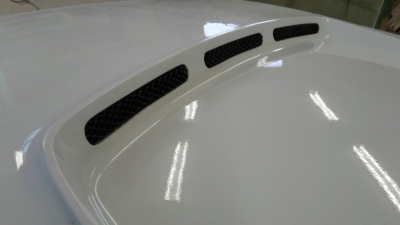 Капот стеклопластиковый со сквозными вентиляционными отверстиями и водостоком "AVR" (Вариант 2) Лада Веста (под окраску)